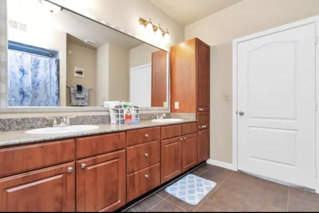 Modern Condo Near Texas Medical Center W Free Parking Houston Exterior photo
